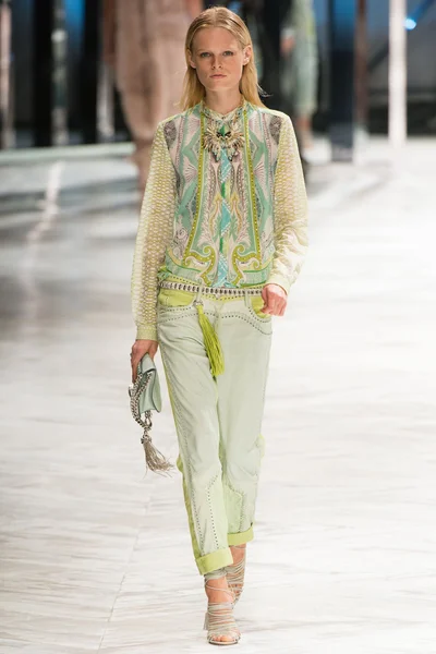 Look 18